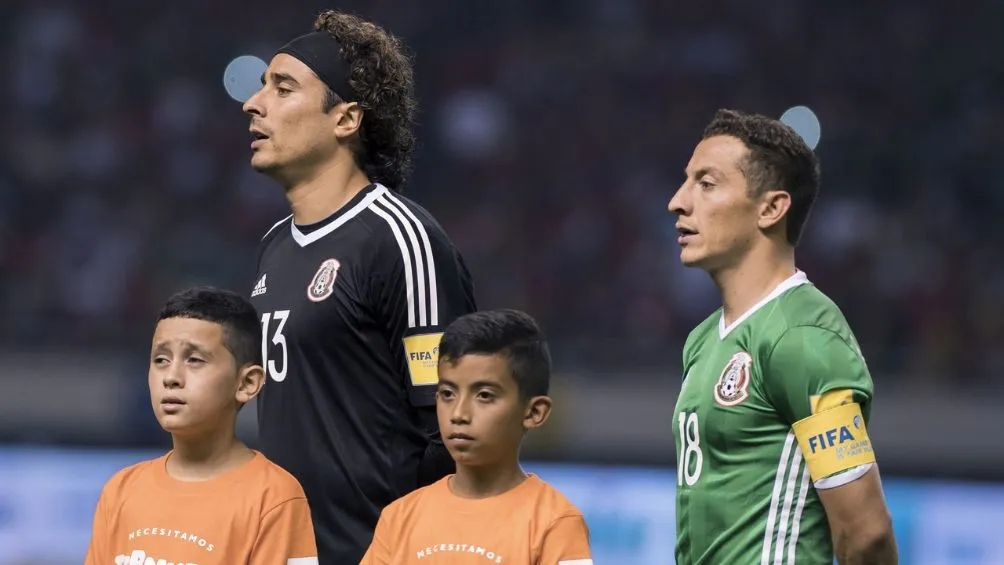 Memo Ochoa y Andrés Guardado cantando el Himno Nacional