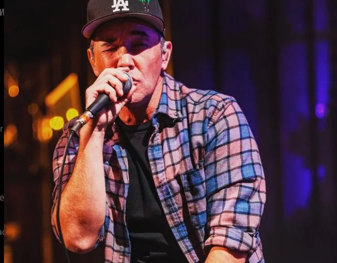 Doug Robb durante un show