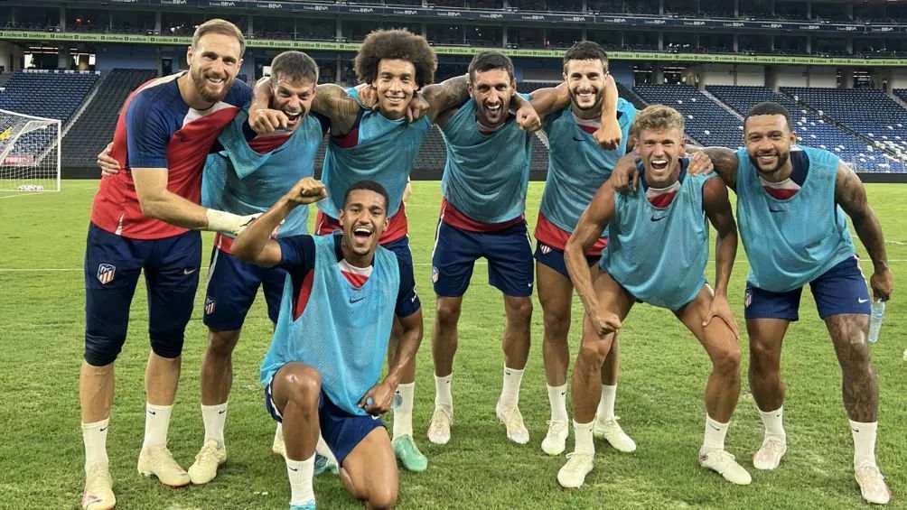 TWITTER: @Atleti Los jugadores de Atleti en el Gigante de Acero