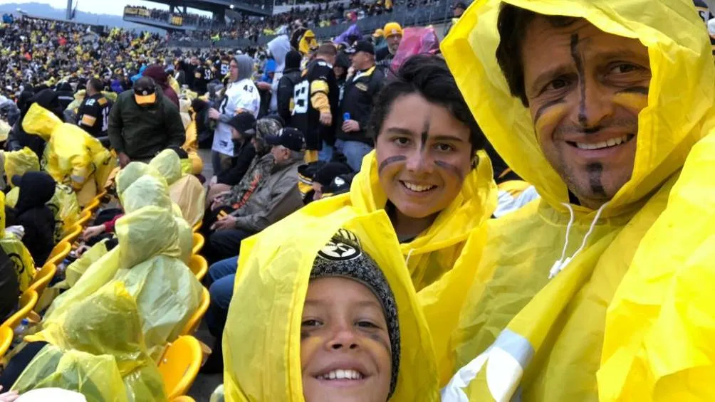 Geoffrey Fernández junto a sus hijos en un partido