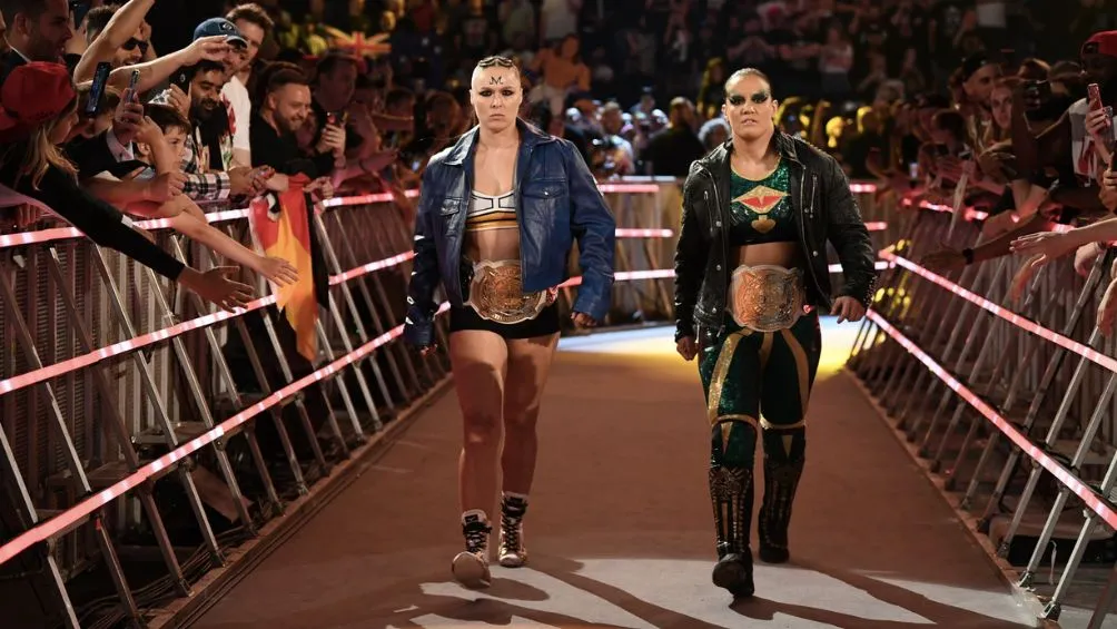 Ronda y Baszler con los campeonatos femeninos en pareja