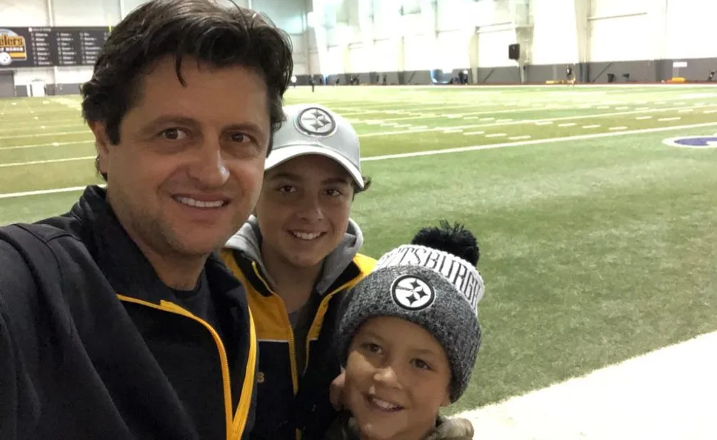 Geoffrey Fernández junto a sus hijos en un partido