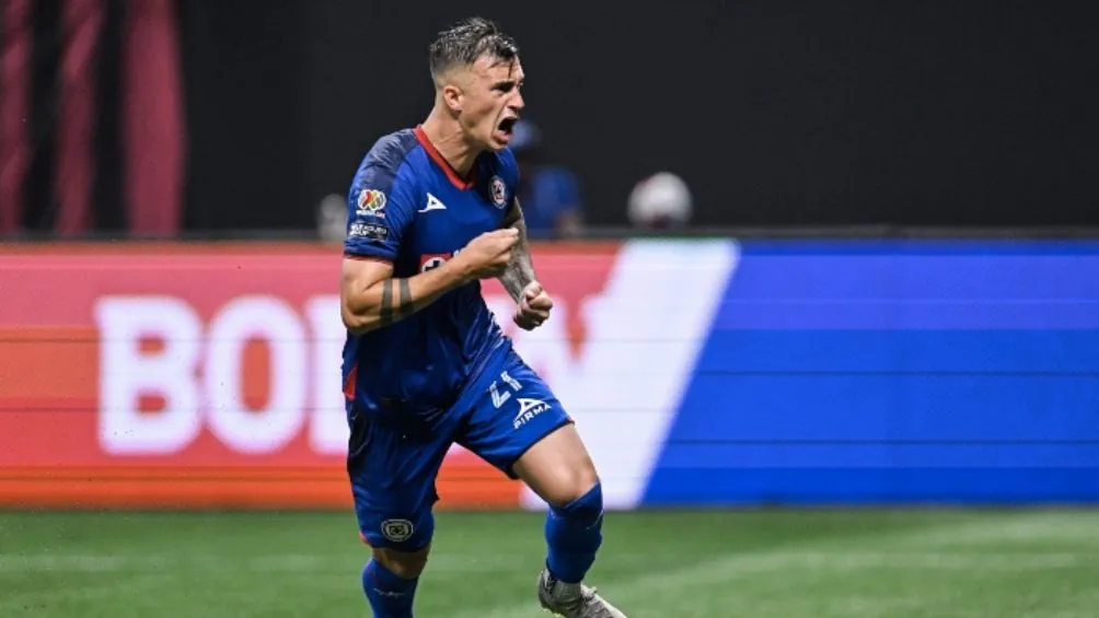 El delantero celebrando un gol con Cruz Azul