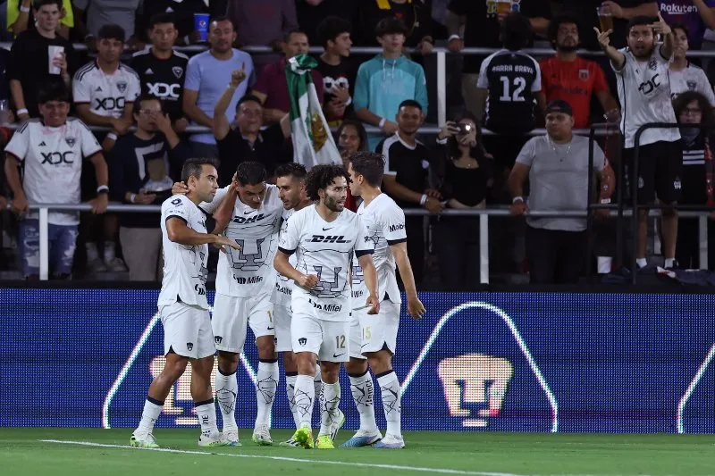 Pumas celebrando su gol