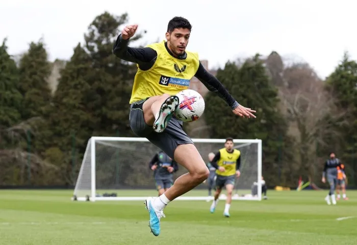 Raúl Jiménez entrenando con los Wolves