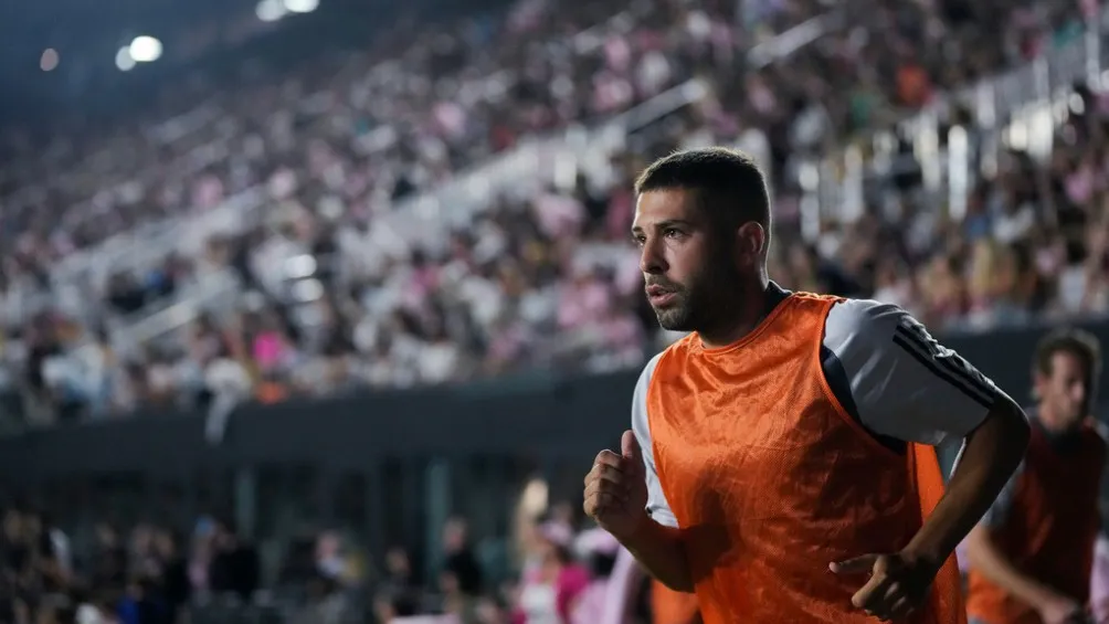 Jordi Alba calentando previo a un partido