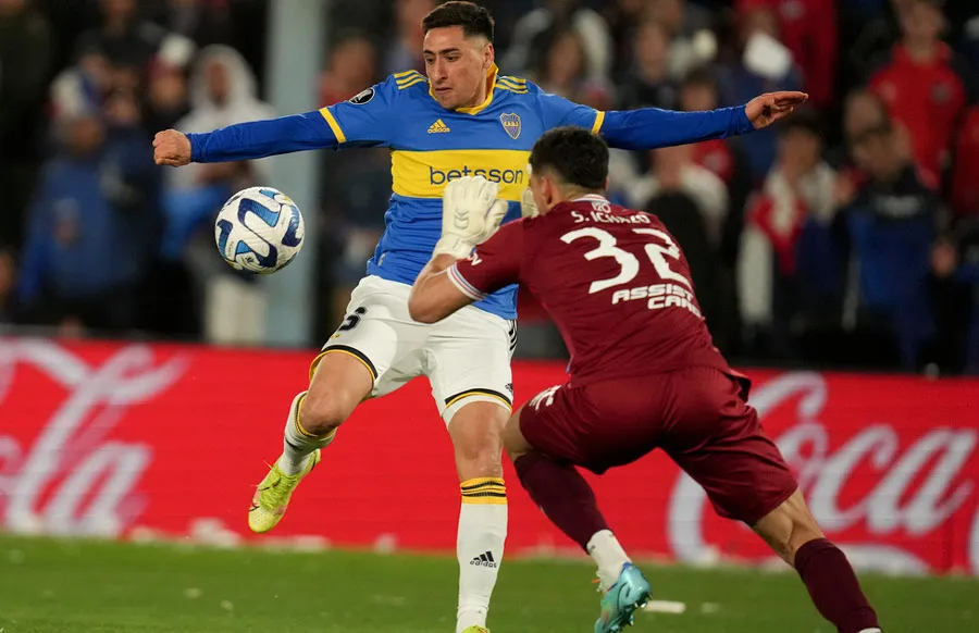 Faustino Rojo trata de vencer al arquero Salvador Ichazo