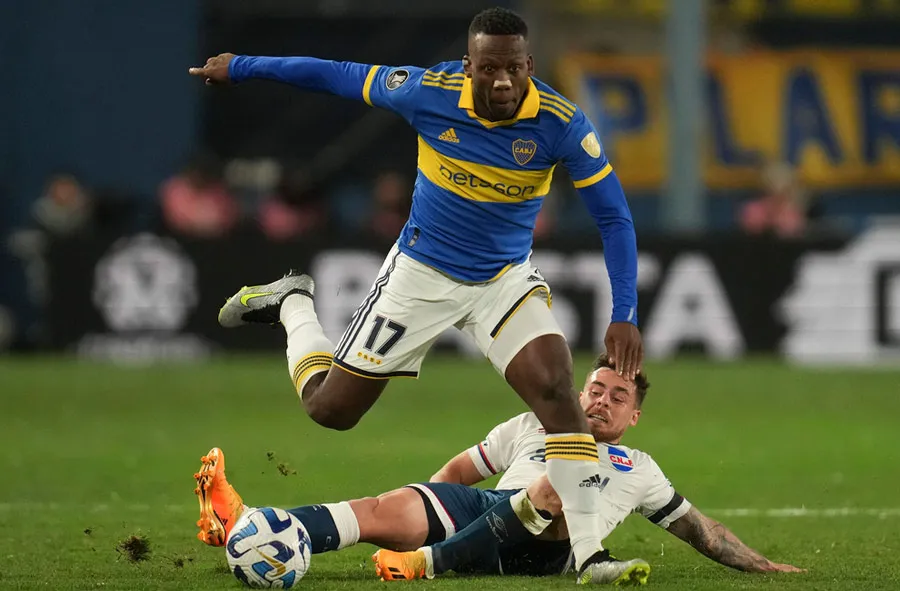 Luis Advincula ante Alfonso Trezza