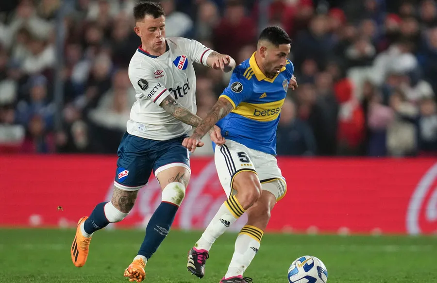 Ignacio Ramirez intenta robar el balón a Alan Varela