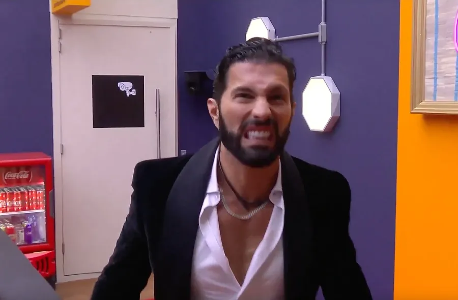 Poncho salió molesto del confesionario.