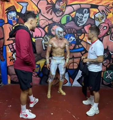 Papu Gómez y Lucas Ocampos convivieron con luchadores de CMLL