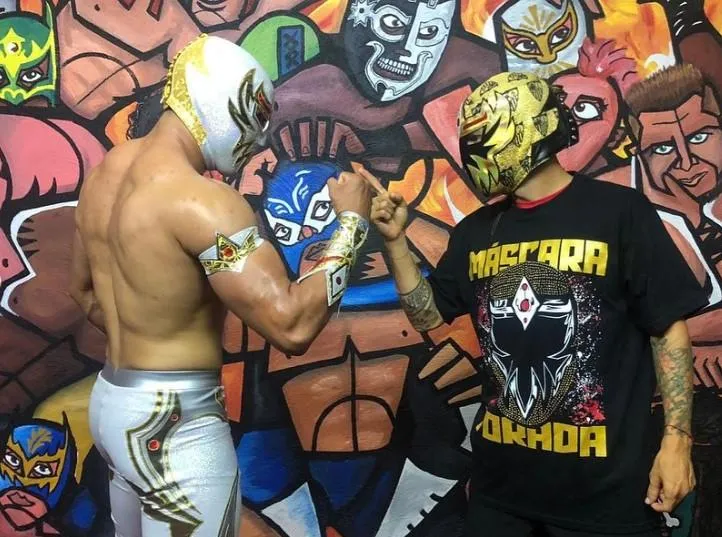 Papu Gómez se puso la máscara de luchador