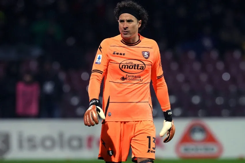 Memo Ochoa ya entrena en Salerno