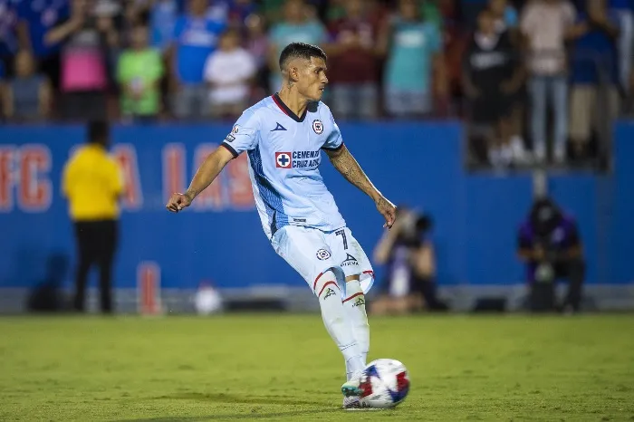 Antuna jugando con Cruz Azul