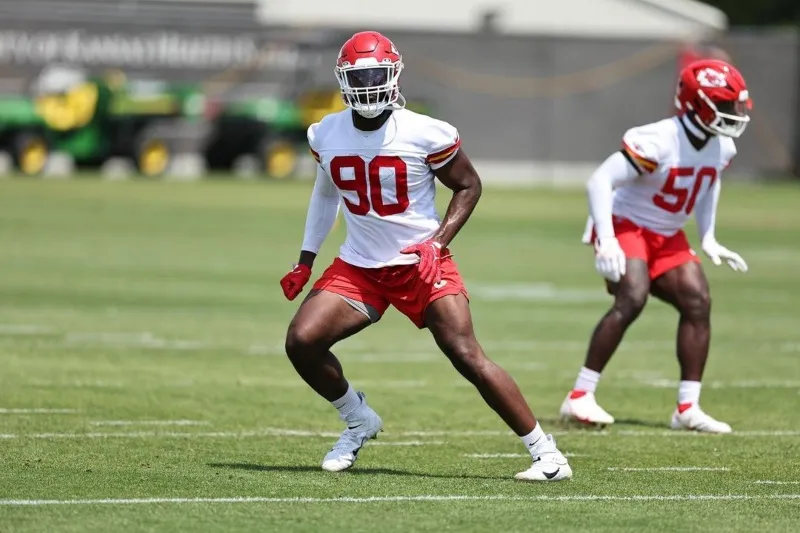 Charles Omenihu entrenando con los Chiefs