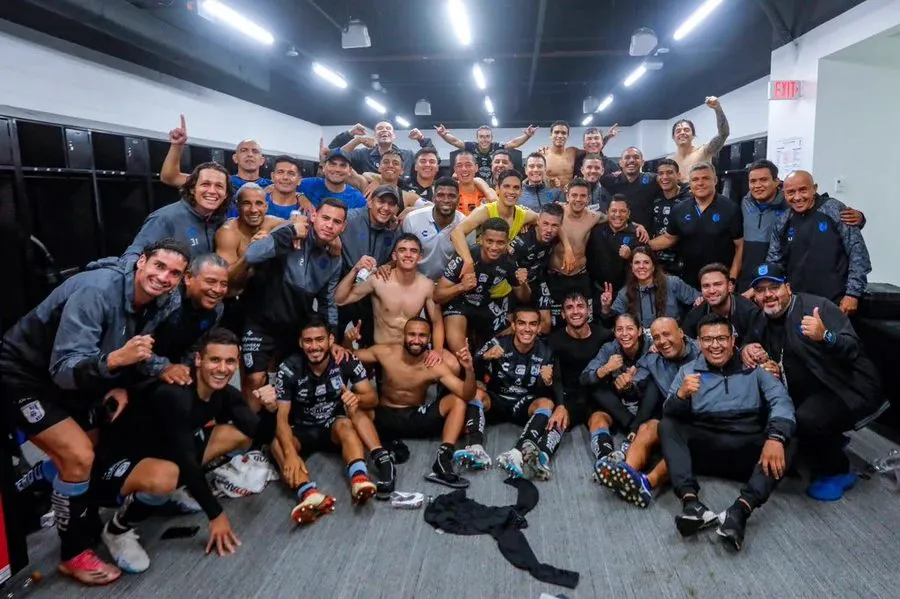 Querétaro festejando su pase a Octavos de Final