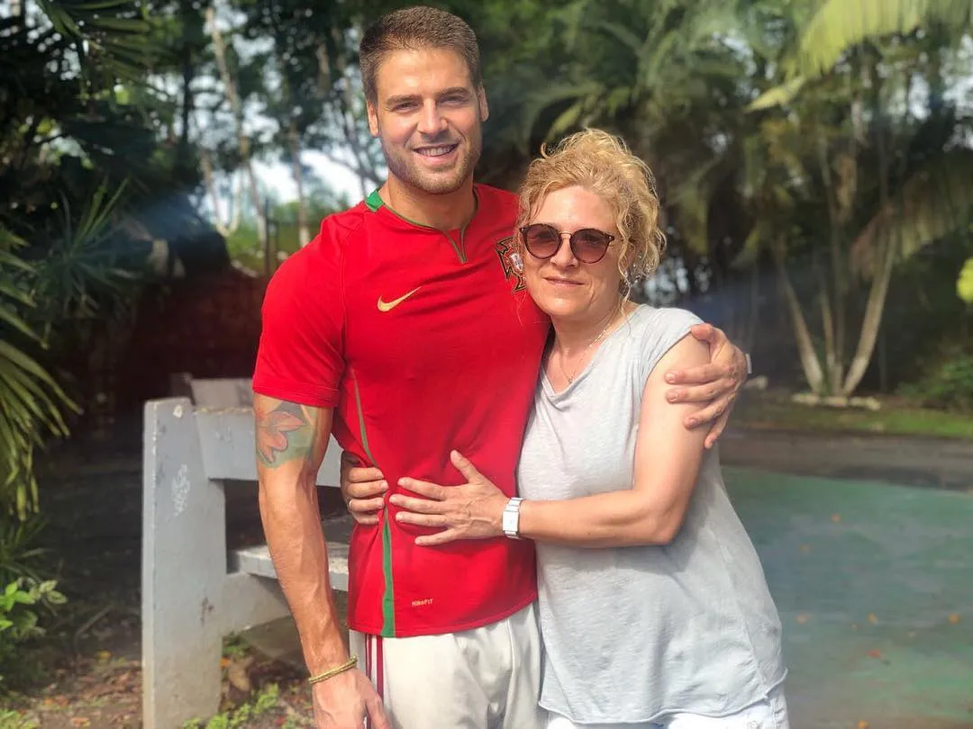 INSTAGRAM: @jorgelosaactor Su madre es su motor de vida y quiere traerla a México.