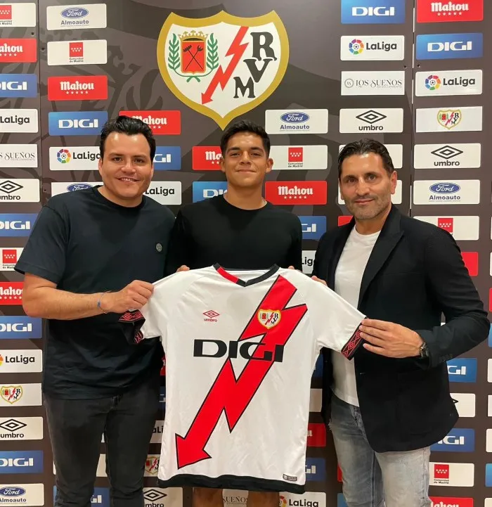 César dejó México para jugar en España