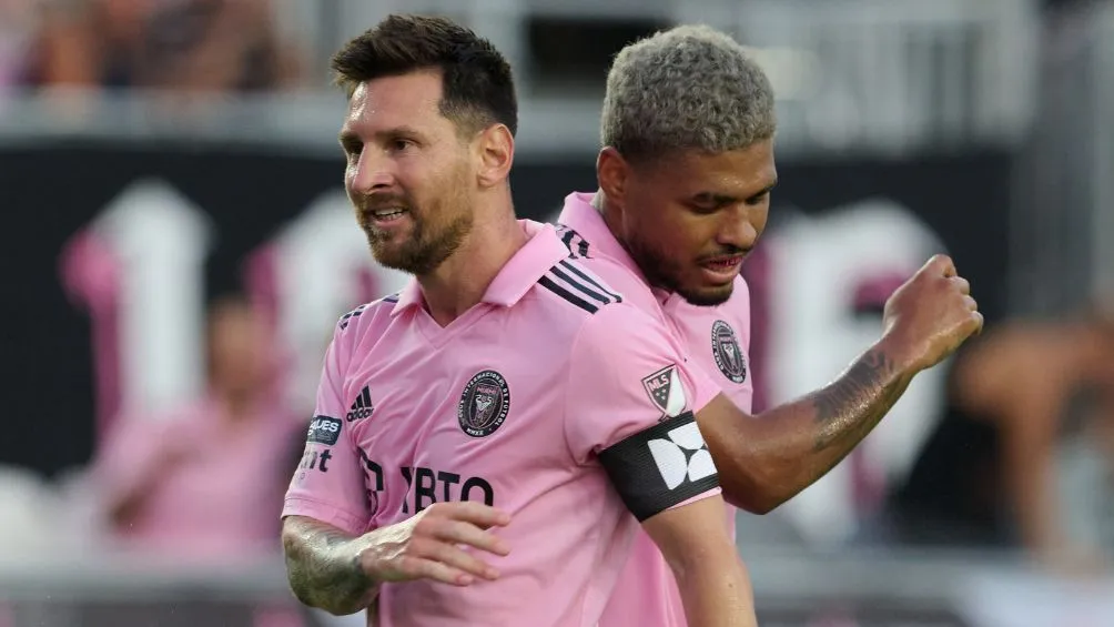 Messi celebrando con Josef Martínez