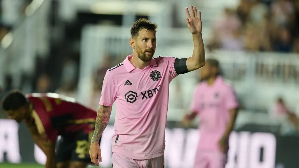 Messi saluda a la gente del estadio en Miami