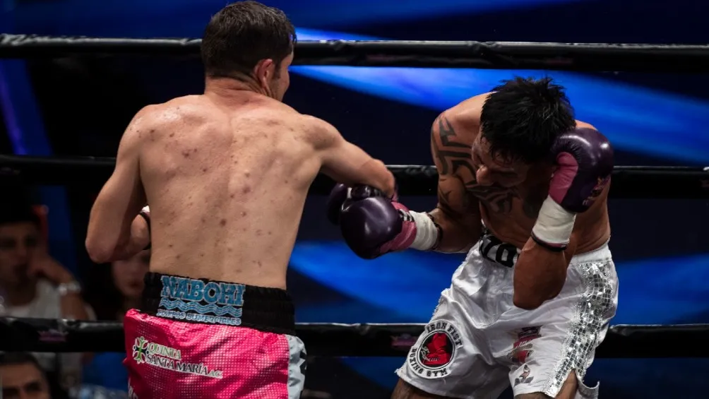 Carlos 'El Principe' Cuadras conectando a Juan 'Tizoc' Mireles