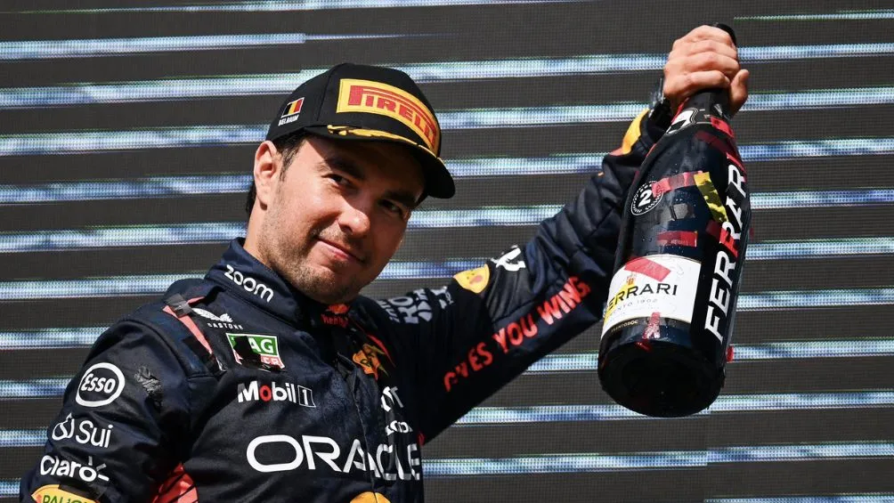 TWITTER: @SChecoPerez El piloto mexicano celebra su posición en el Gran Premio de Bélgica