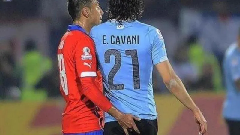 Twitter @adnradiochile Jara y Cavani, Copa América 2015