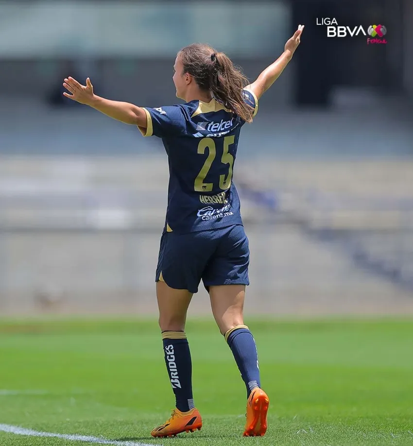 Laura Herrera en celebración de gol