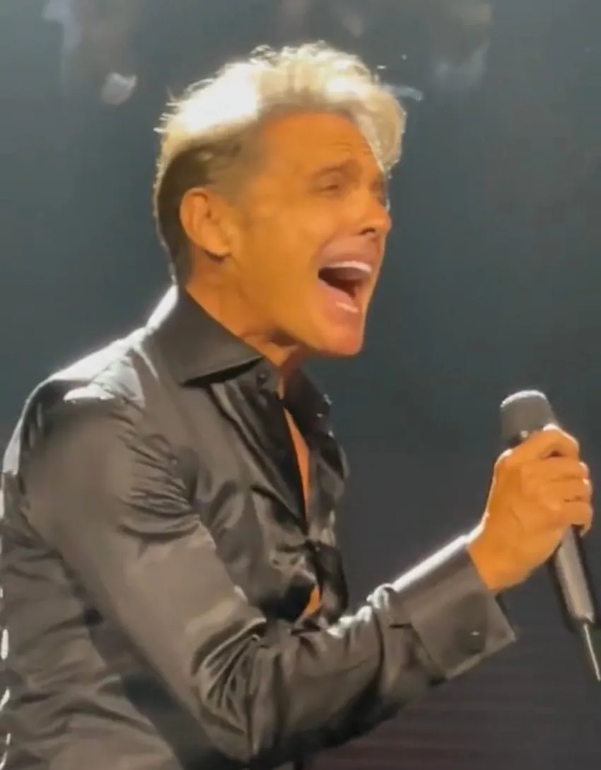 'El Sol de México' interpretando canciones en su concierto