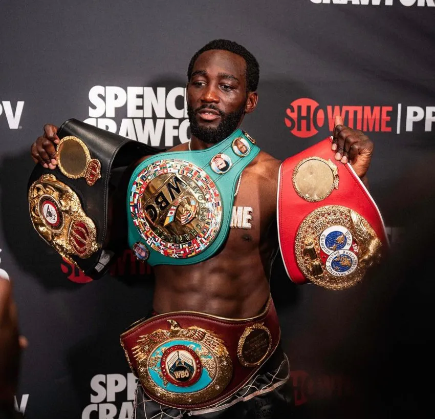 Crawford con sus cinturones de campeón