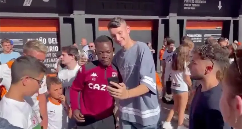 @Mercado_Ingles Aficionado de Aston Villa dando fotos como futbolista