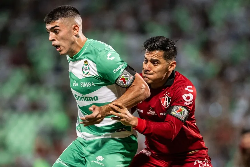 Juan en disputa por el balón con Rocha