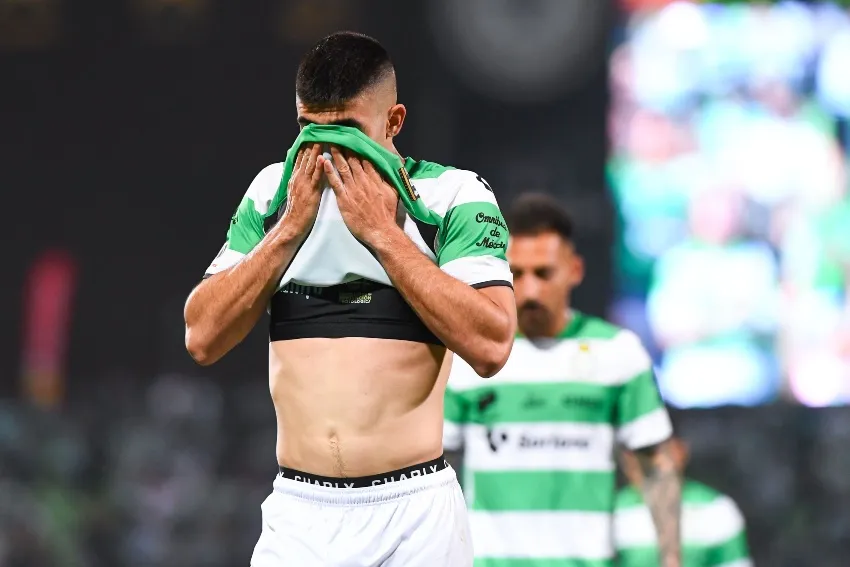 Juan Burnetta tapándose la cara