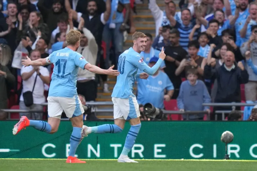 Cole Palmer en festejo con Kevin de Bruyne