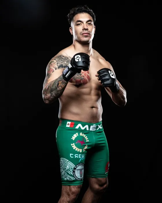 Jawy posa para una foto