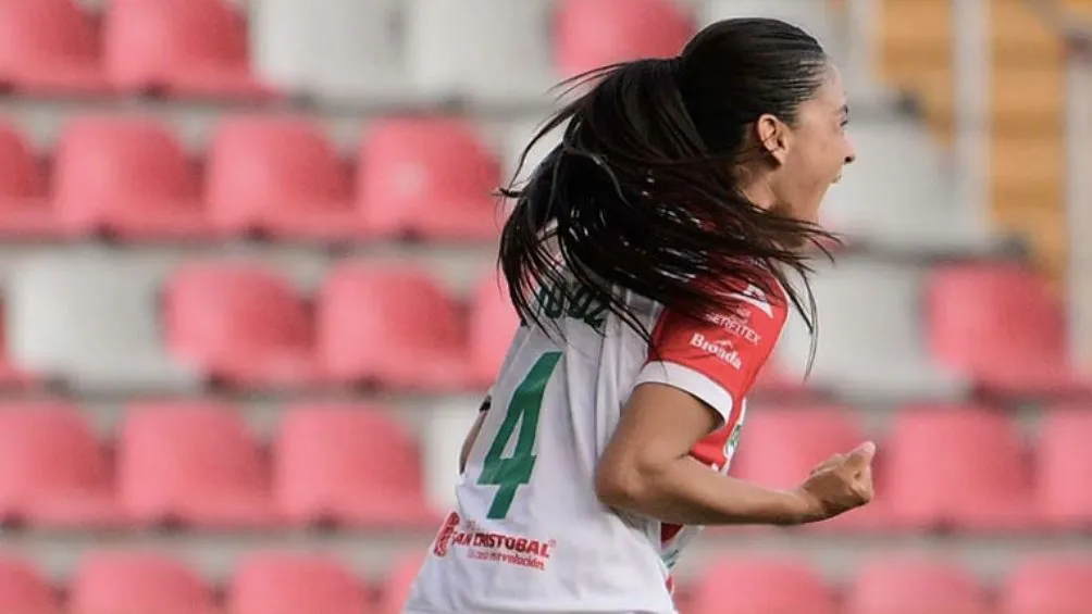 TWITTER: @LigaBBVAFemenil La capitana de Necaxa celebra un gol