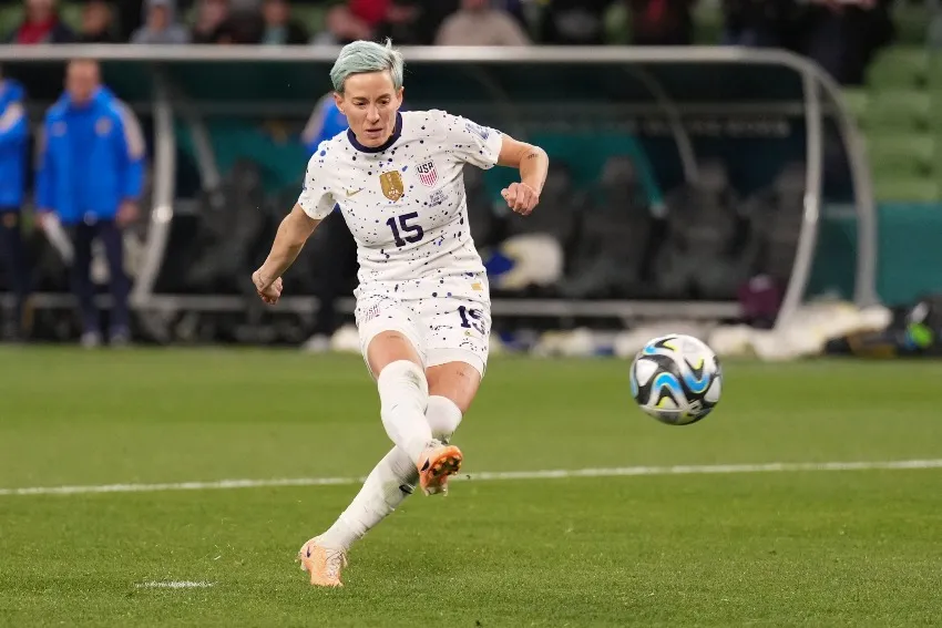 Momento exacto donde Rapinoe golpea la pelota