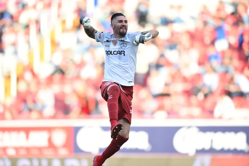 Yosgart Gutiérrez como portero de Necaxa