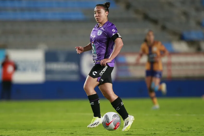 Charlyn Corral en un partido de Pachuca Femenil