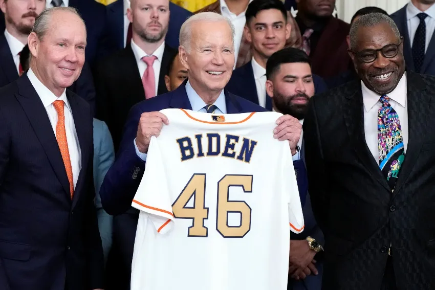 AP Biden con el dueño y coach de los Astros
