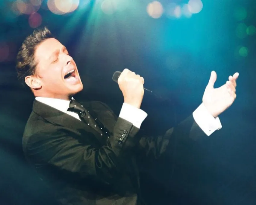 Luis Miguel cantando