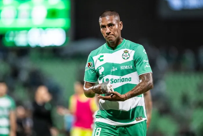 Aquino con la playera del Santos