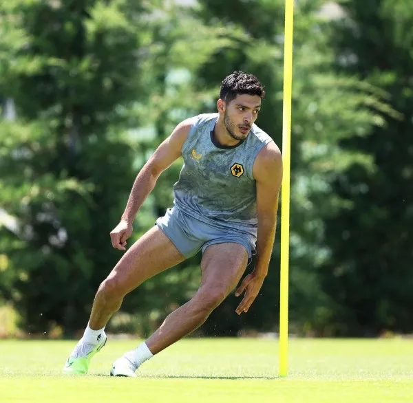 Raúl Jiménez entrenando con los Wolves