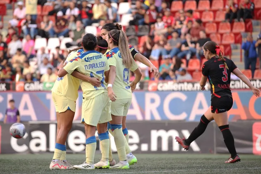 Abrazo de gol de las azulcremas