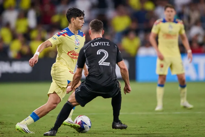 Álvarez con la pelota