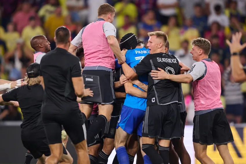 Plantel del Nashville celebrando su pase a la siguiente ronda