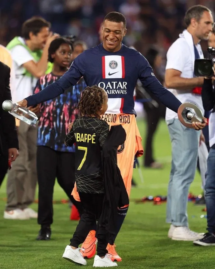 Mbappé festejando con el PSG