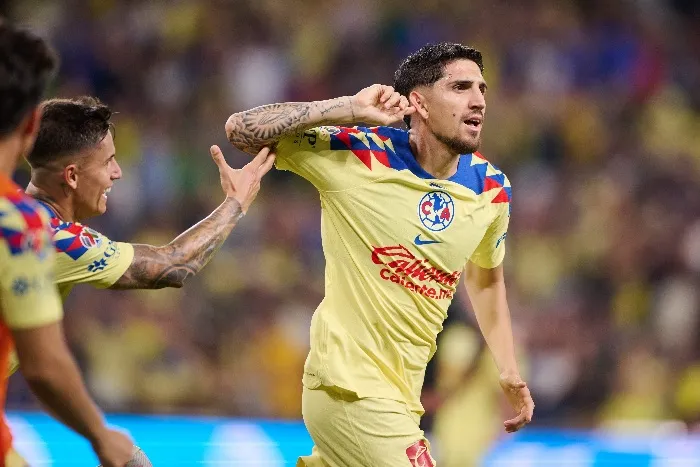 Diego Valdés festeja un gol