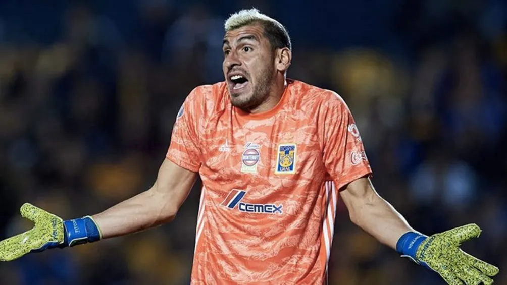 Guzmán en un partido de Liga MX