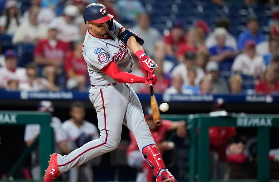 Meneses conecta jonrón